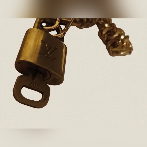 Louis Vuitton Gold Padlock #307 with Key & Unbranded Gold Tone Chain Included - Picture 13 of 15